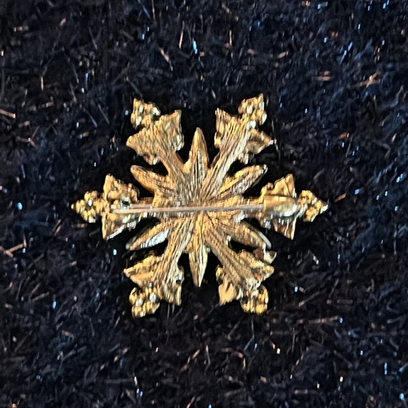 CHRISTMAS 🎄 MISTLETOE BROOCH RED , GREEN AND SILVER SET IN GOLD - Picture 5 of 5